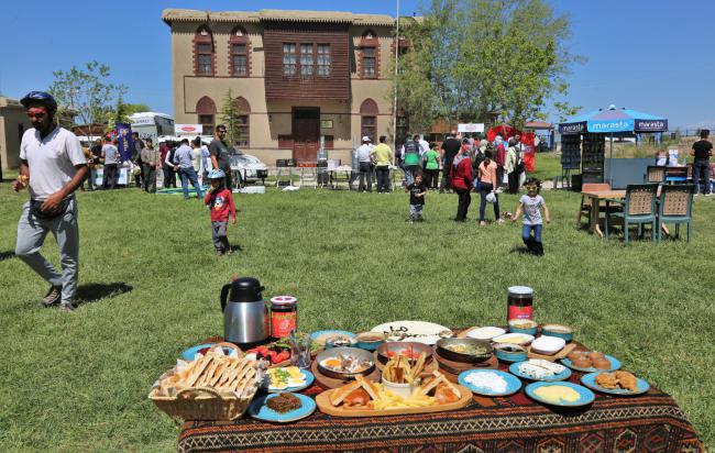 DÜNYA KAHVALTI GÜNÜ VAN KALESİ'NDE KUTLANDI